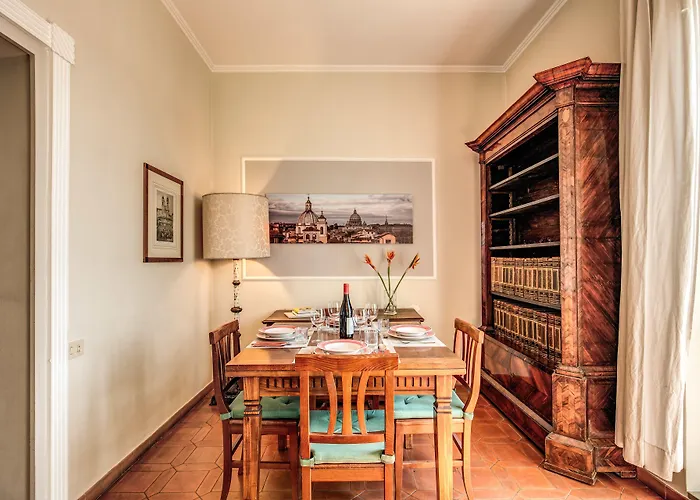 Pensión Tritone House 4*